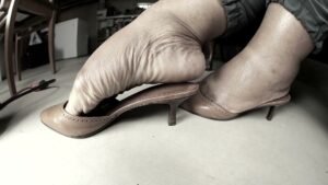 HFW - Irresistible Dangling Mules in Slow Motion HFW - Irresistible Dangling Mules in Slow Motion – shoe fetish clip preview